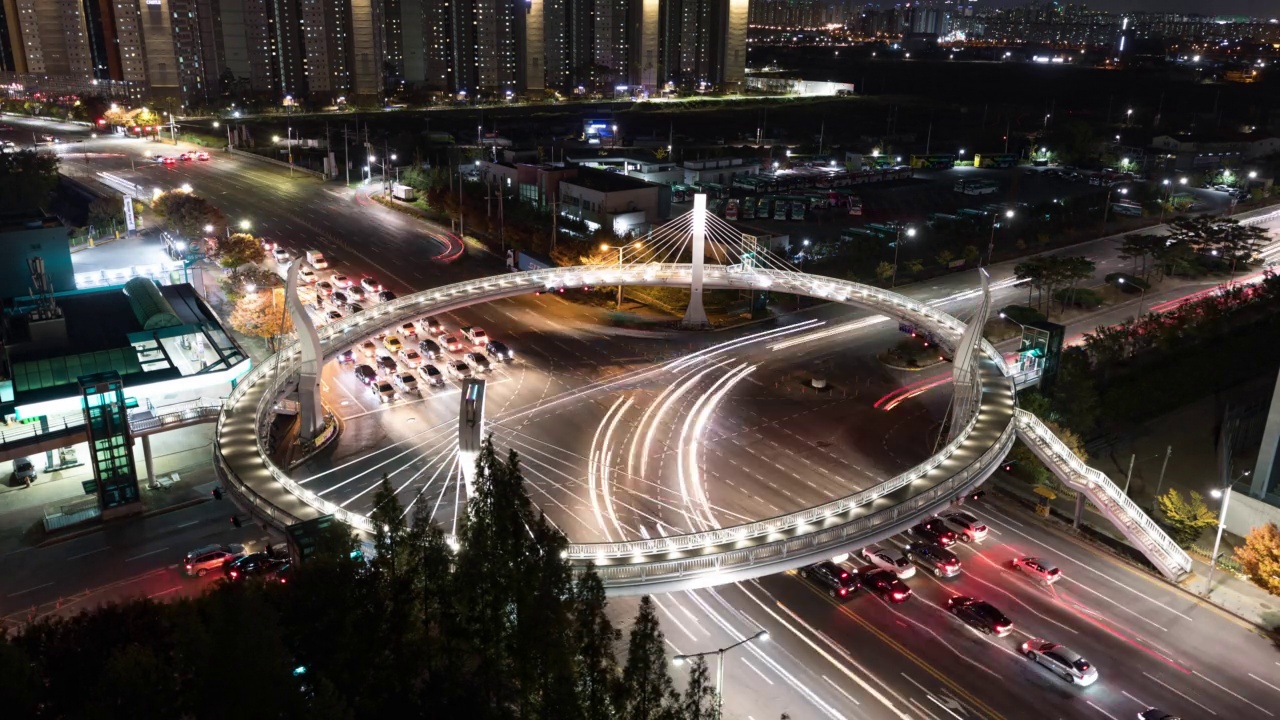 ▽夜景=韩国京畿水原市权善区权善市中心的环形车道视频下载