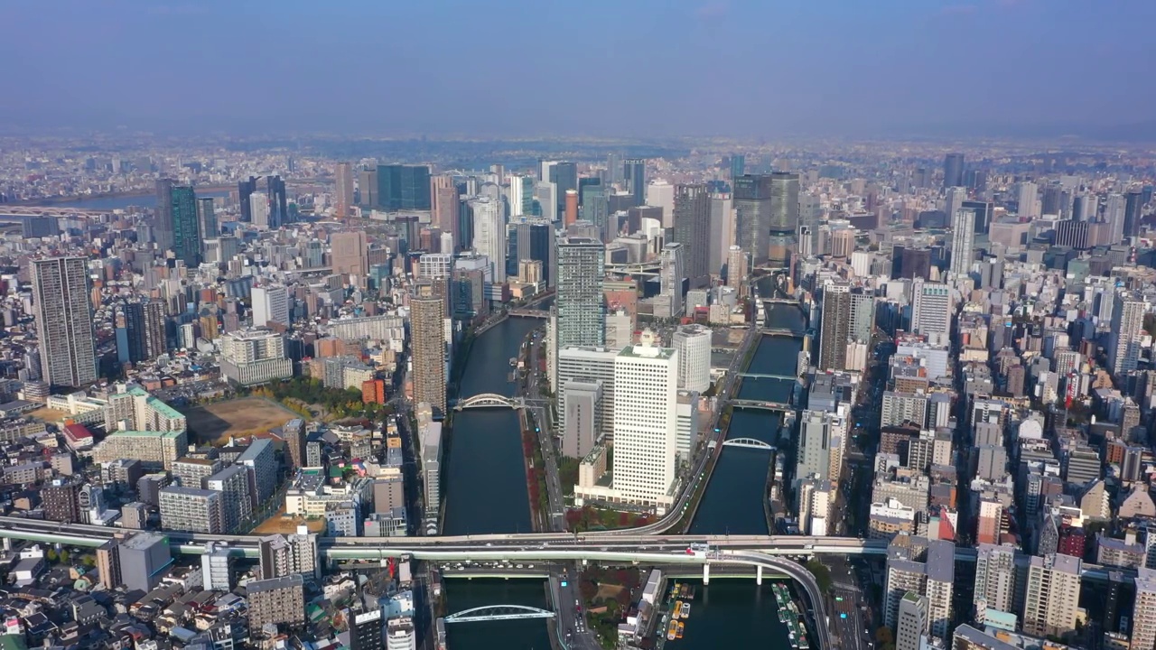 日本大阪市中心的城市景观，白天鸟瞰图。视频下载