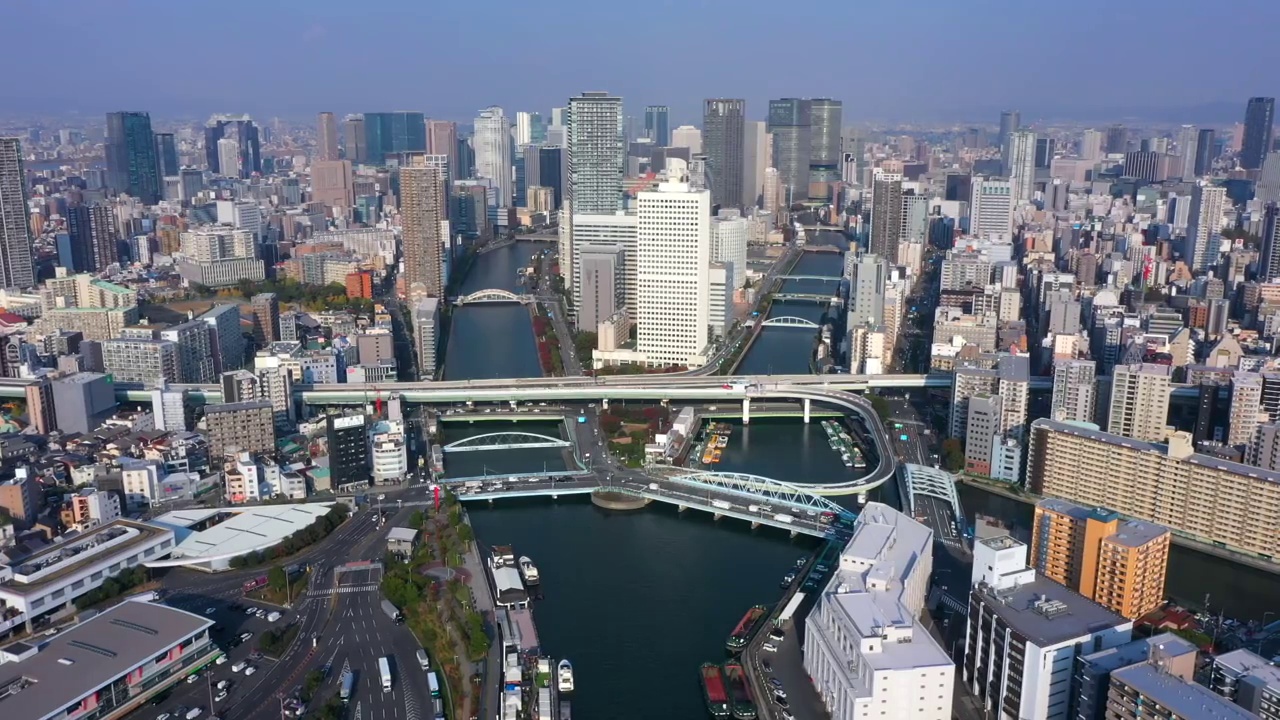 日本大阪市中心的城市景观，白天鸟瞰图。视频下载
