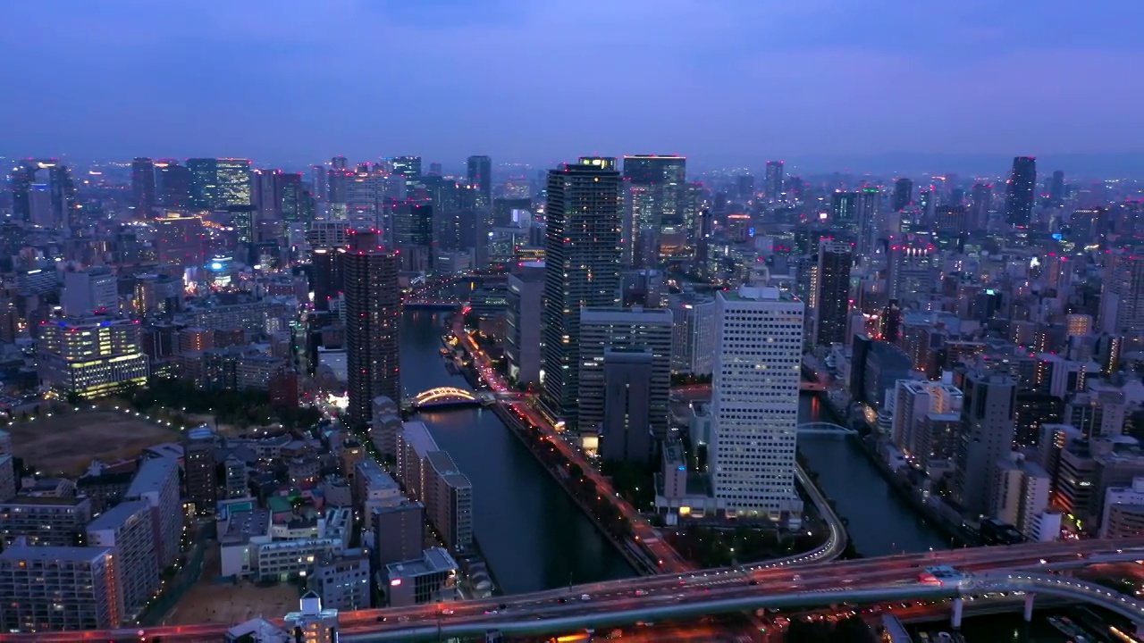 日本梅田大阪夜间鸟瞰图。视频素材