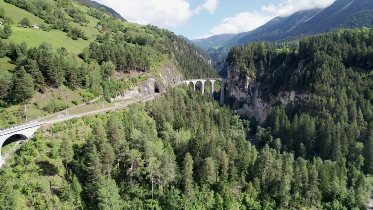 夏季瑞士阿尔卑斯山的兰德瓦瑟高架桥，绿色山谷的鸟瞰图视频素材