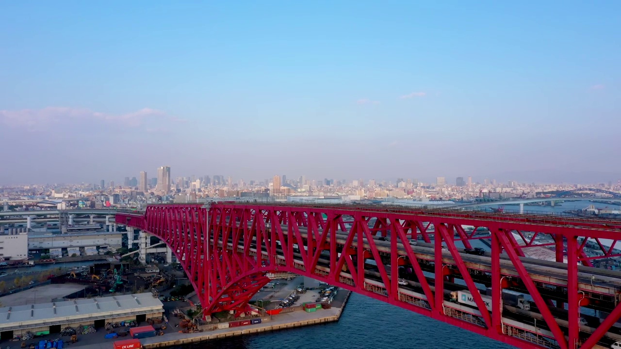鸟瞰大阪工业区和海港地区视频下载