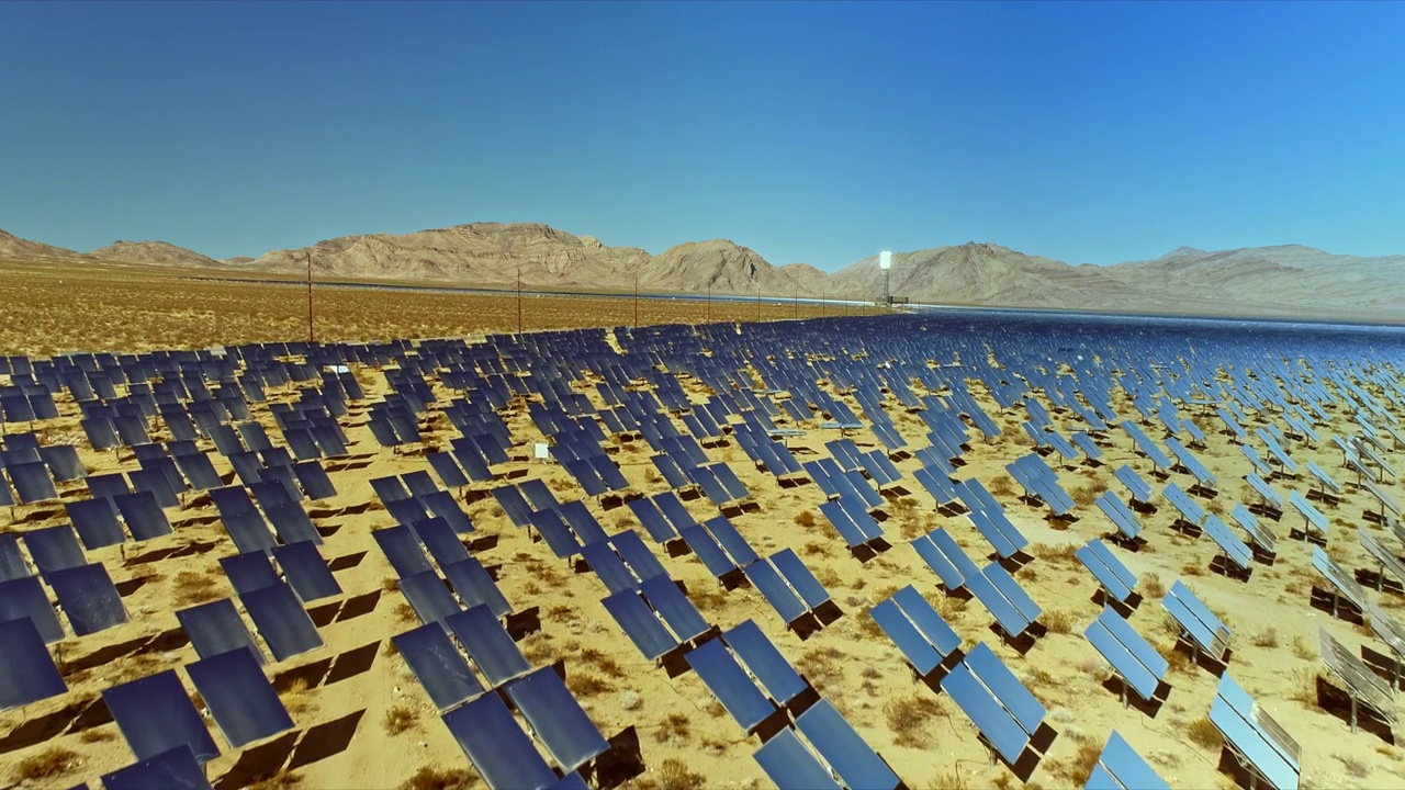 艾文帕太阳能公司横跨定日镜的天线视频下载