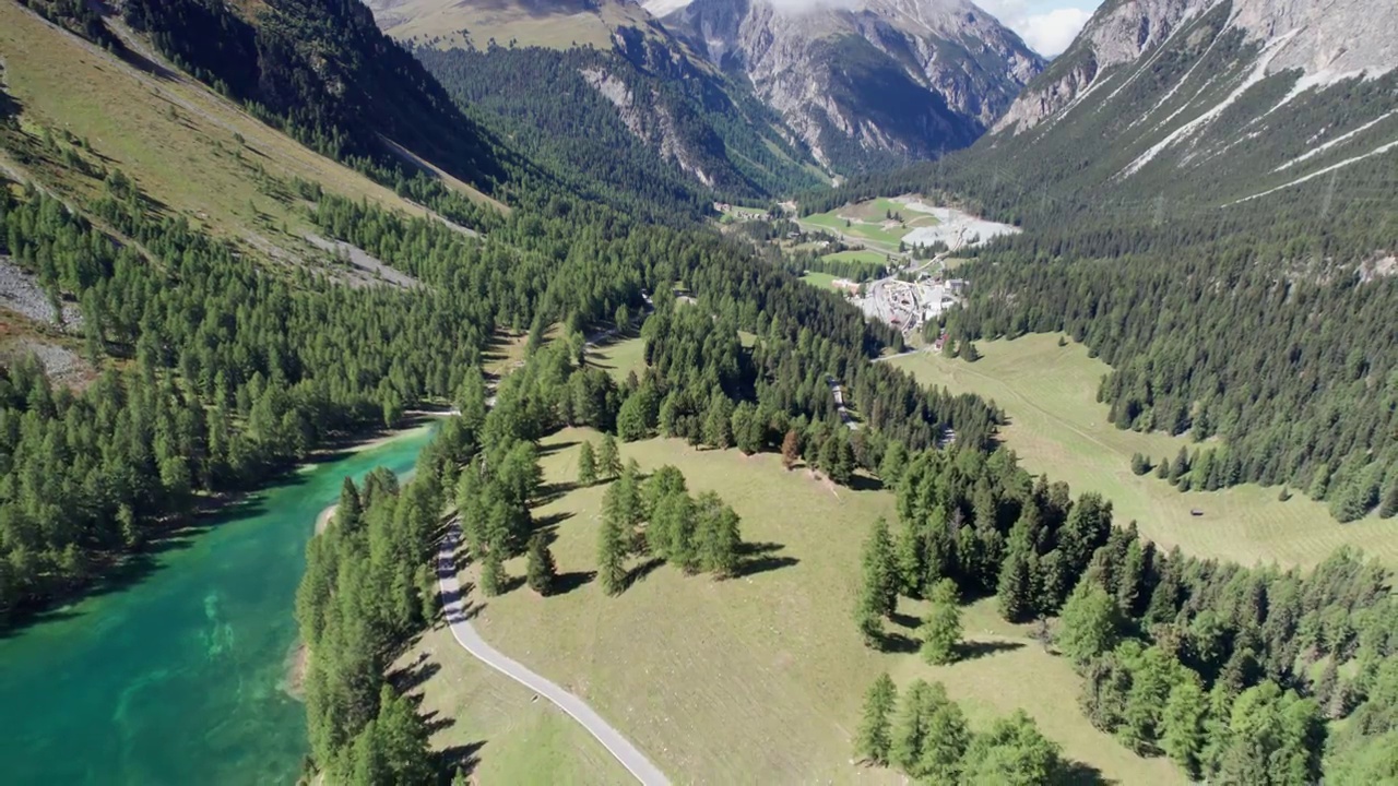 在瑞士阿尔卑斯山Albulapass，鸟瞰山谷与高山Palpuogna湖视频素材