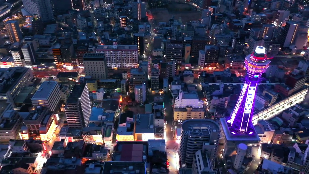 夜景鸟瞰大阪，灯火通明。视频素材
