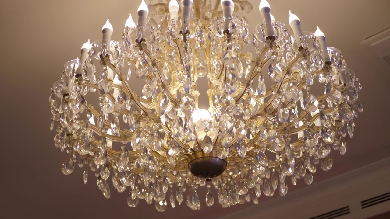 餐厅天花板上的圆形水晶吊灯视频素材