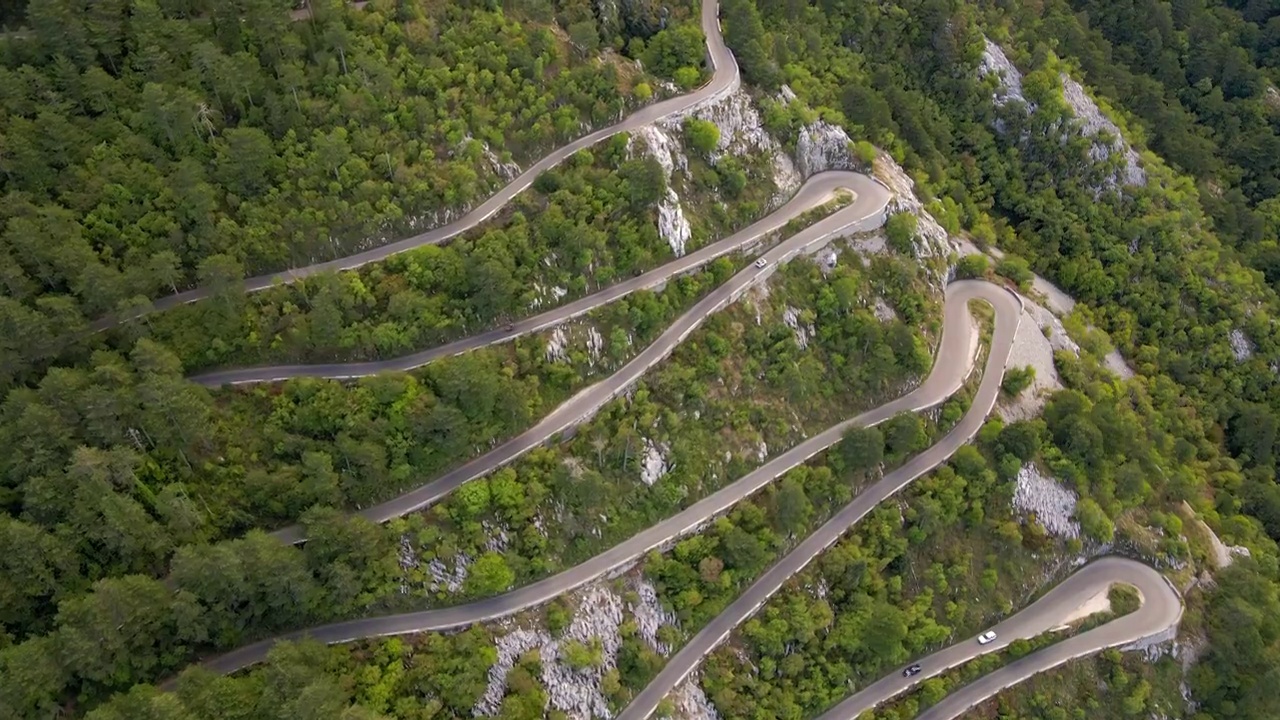 航拍视频。慢镜头拍摄的科托尔蛇纹岩或科托尔斯克卡尼斯在黑山。一条通往洛陈山的著名道路。视频素材