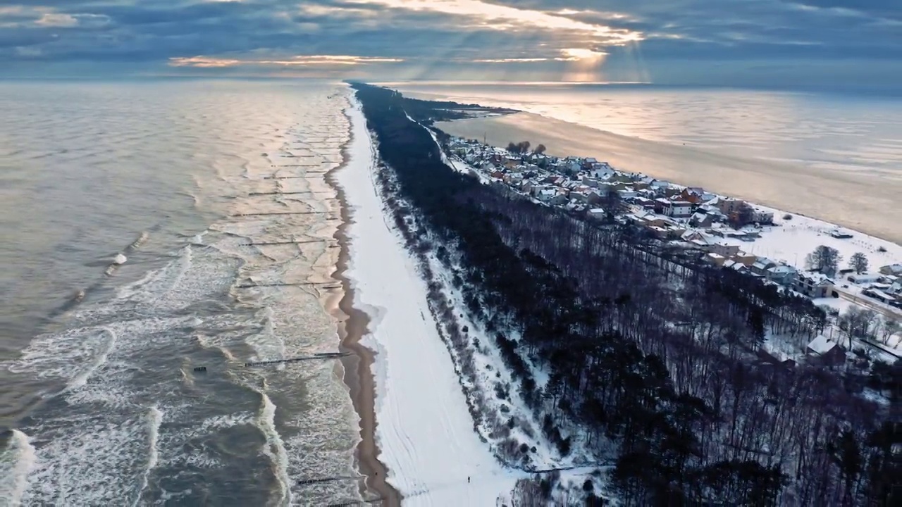 海尔半岛和雪域海滩。冬天的波罗的海，波兰。视频下载