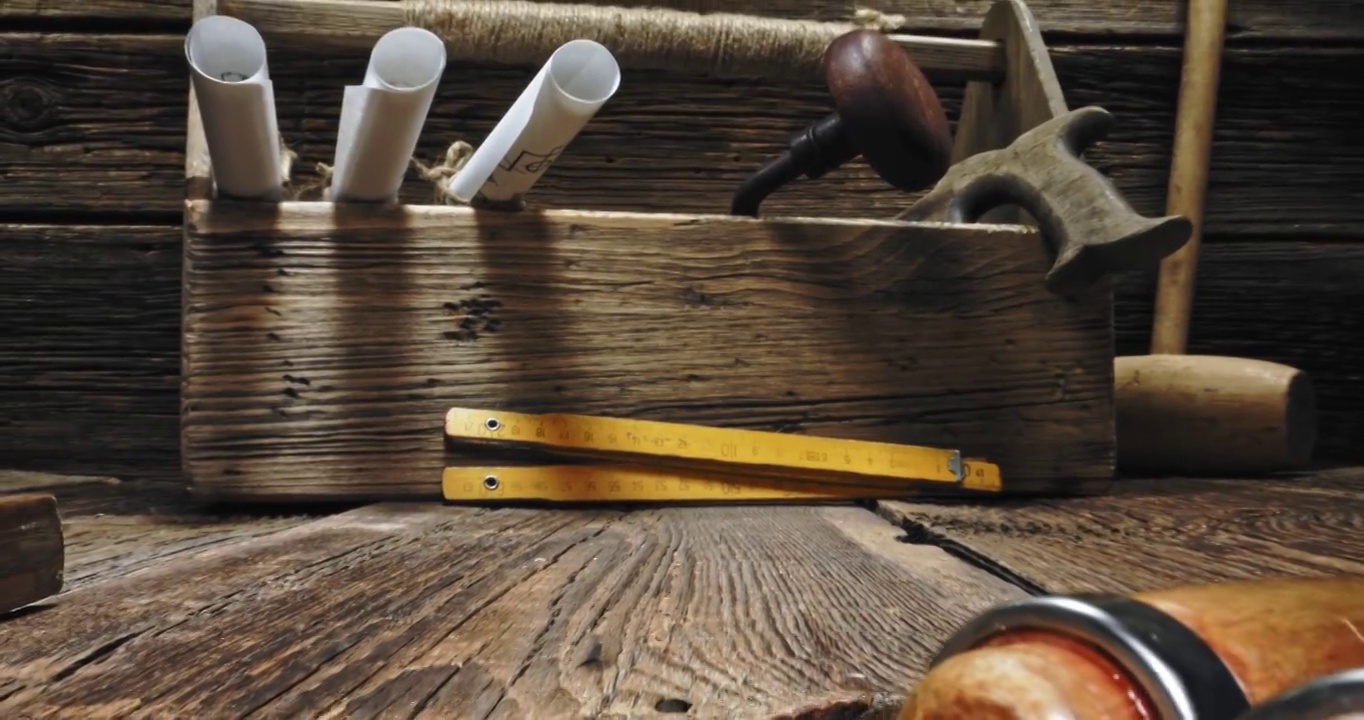 复古细木工工作台。用夯锤，凿子和飞机。视频素材