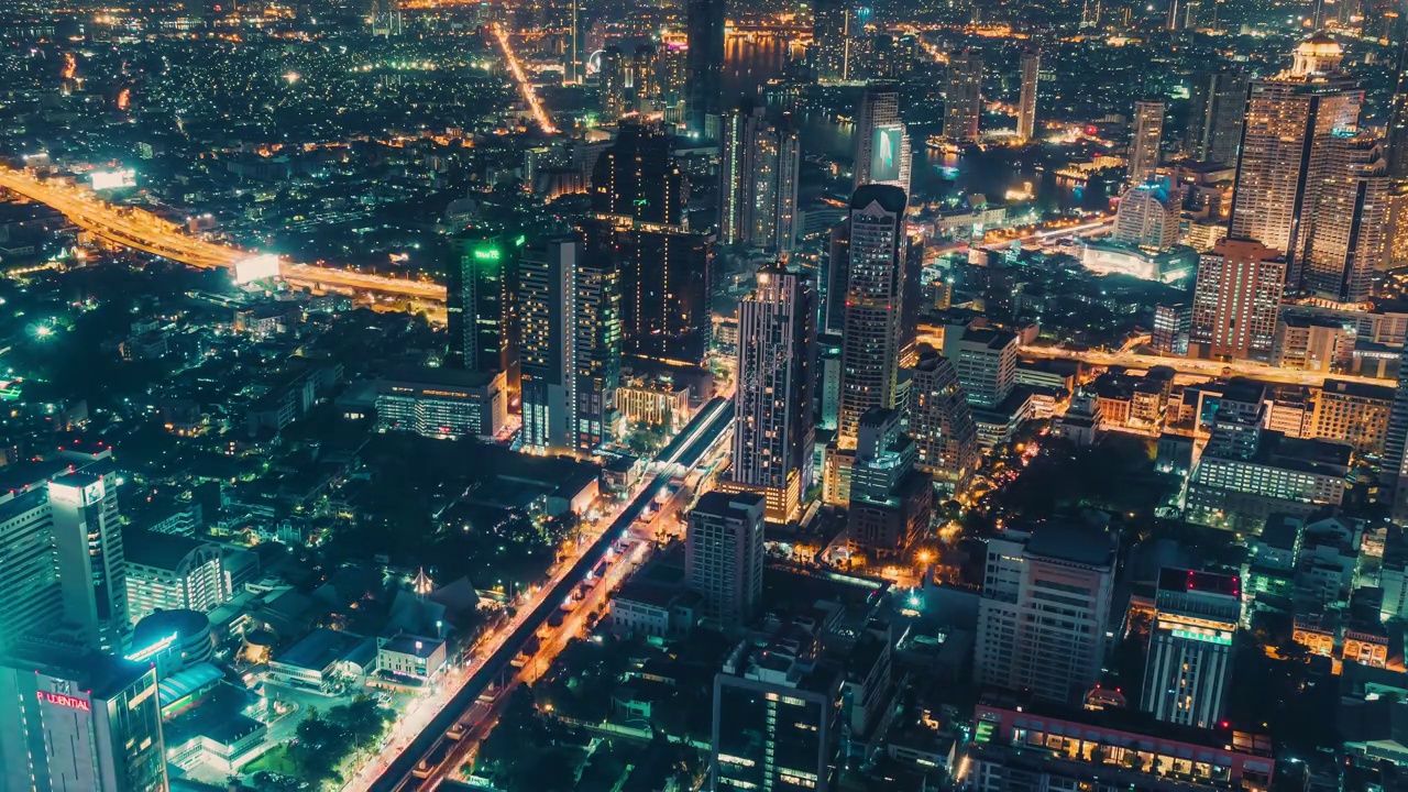 时间推移曼谷夜间高峰时段建筑与交通十字路口和道路的城市视图视频素材