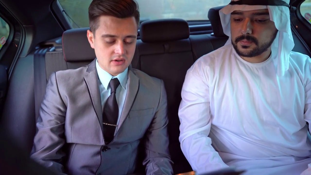 阿联酋高管与西方商人在车里会面。视频下载