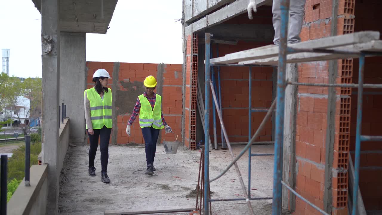 在建筑工地监督工作人员的女工程师视频下载