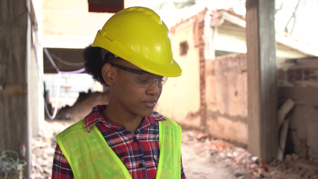 在工地戴着保护性耳塞的非洲女建筑工人视频下载