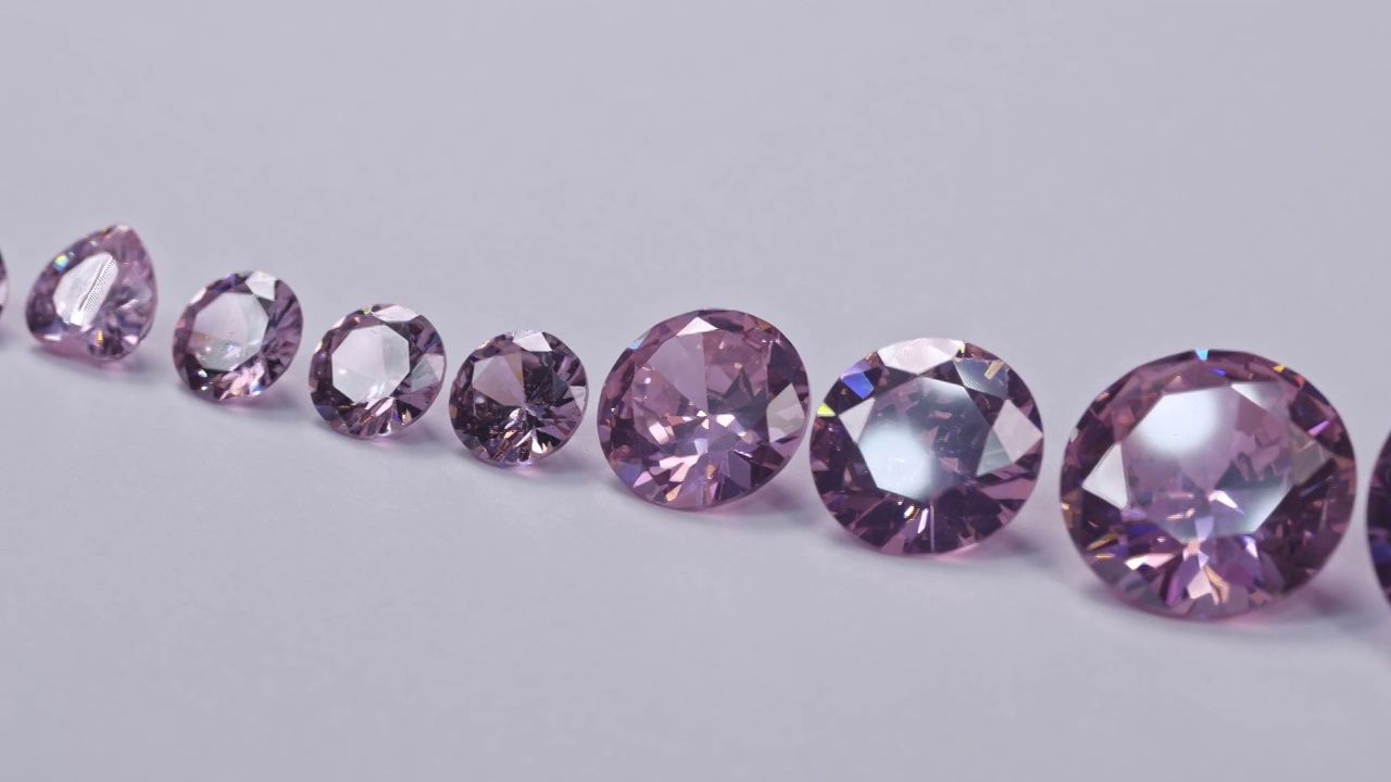 紫水晶钻石在一排白色花。视频素材