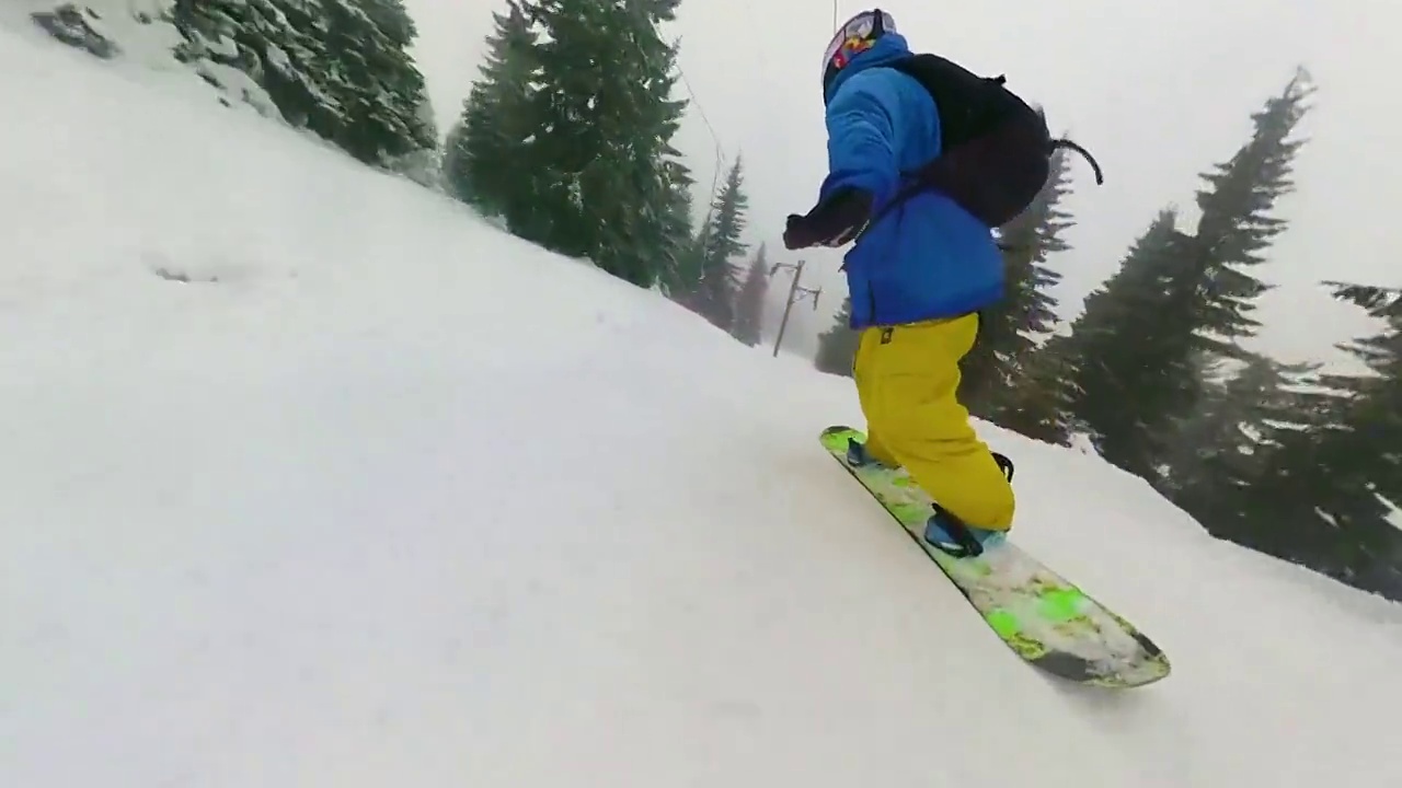 一名兴奋的男子在山野滑雪视频素材
