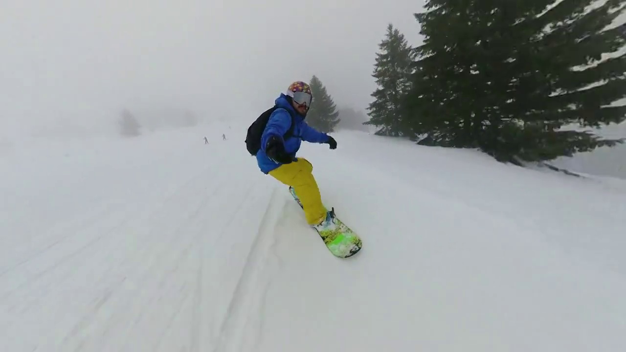 一名兴奋的男子在山野滑雪视频下载