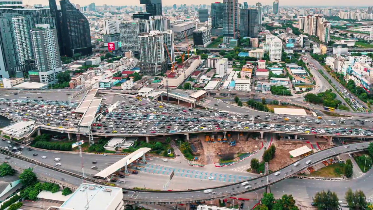 曼谷城市景观的时间推移与高速公路交通道路在高峰期视频素材