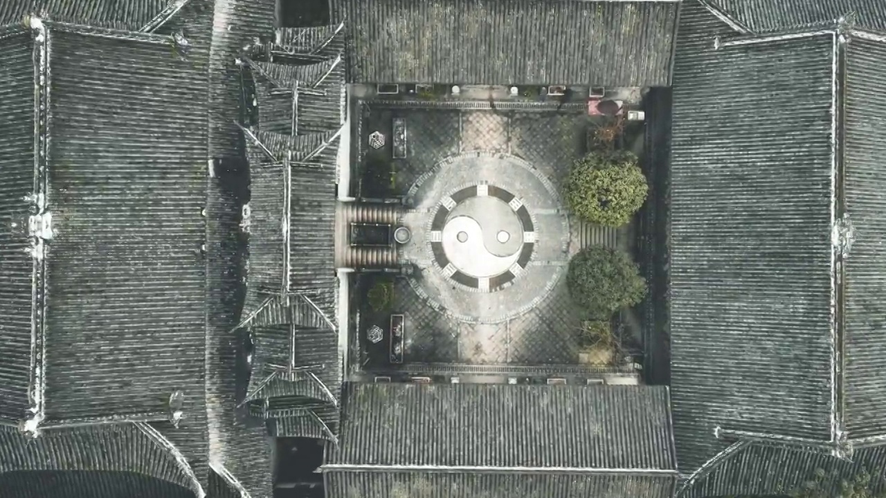 鸟瞰庙宇和阴阳象征视频下载