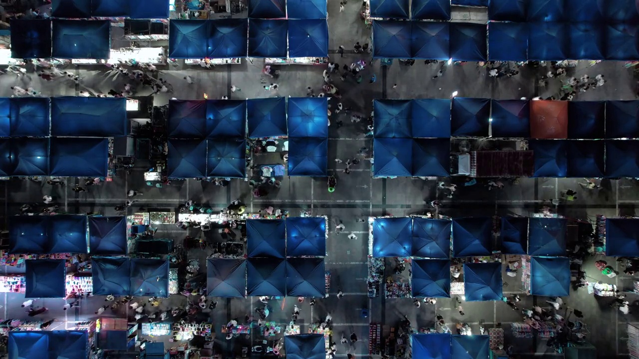 无人机视角夜市和人群视频下载
