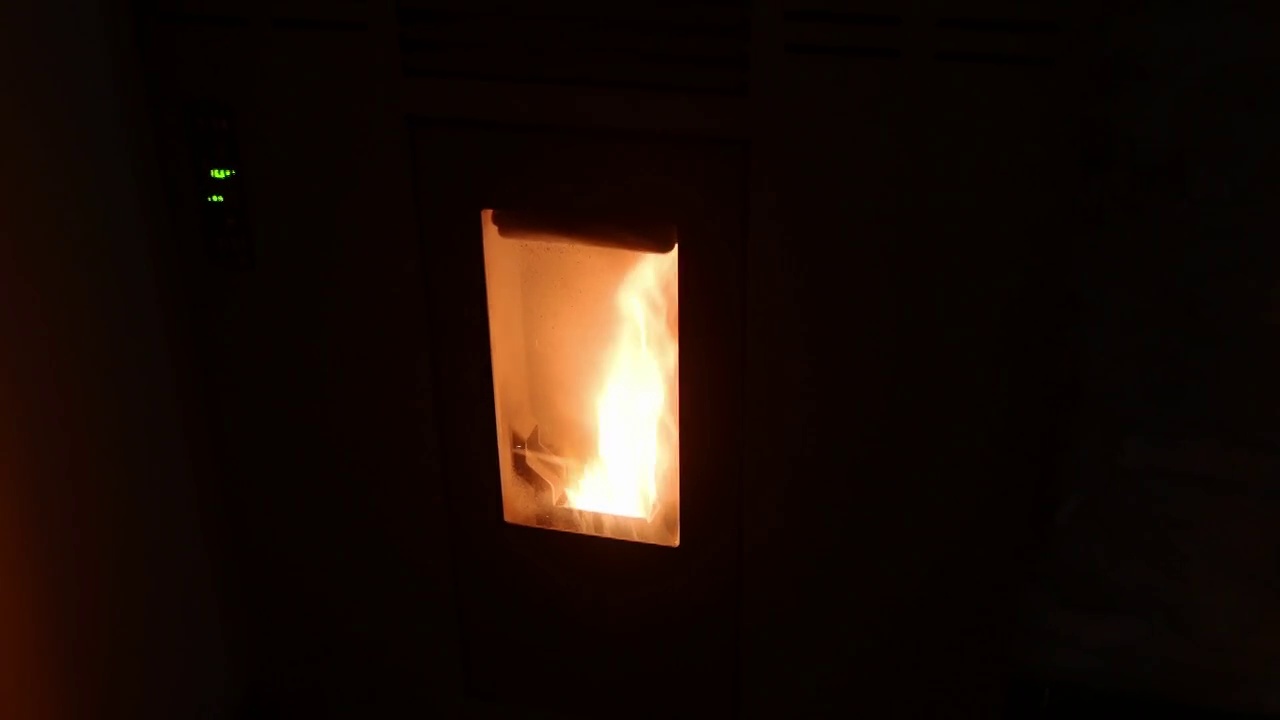 燃烧生物质炉视频素材