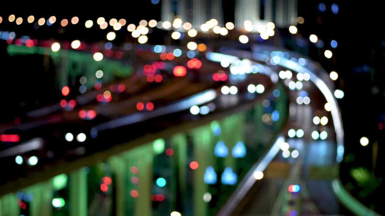 夜晚的天桥和城市交通的散焦视图视频素材