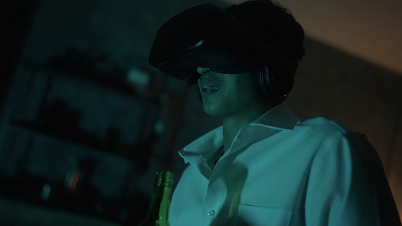 一名男子戴着vr头盔跳舞，沉浸在虚拟现实派对中视频下载
