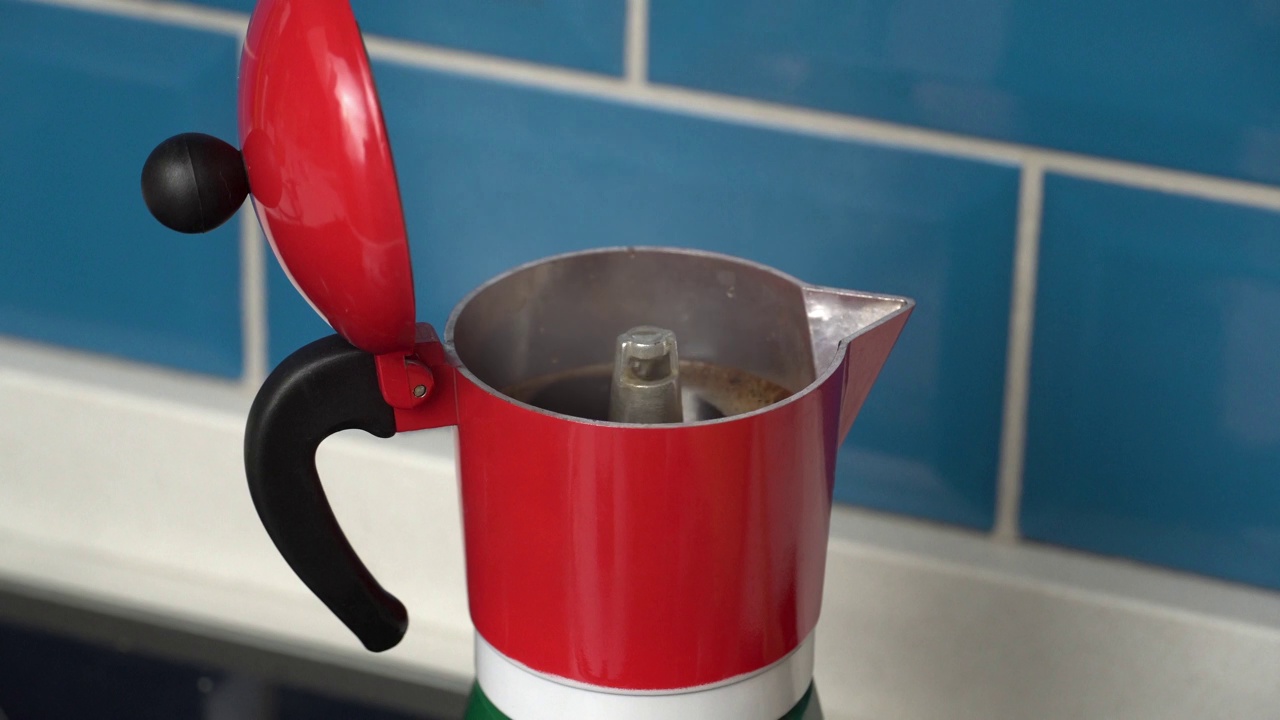 用摩卡咖啡壶煮咖啡的过程。视频下载