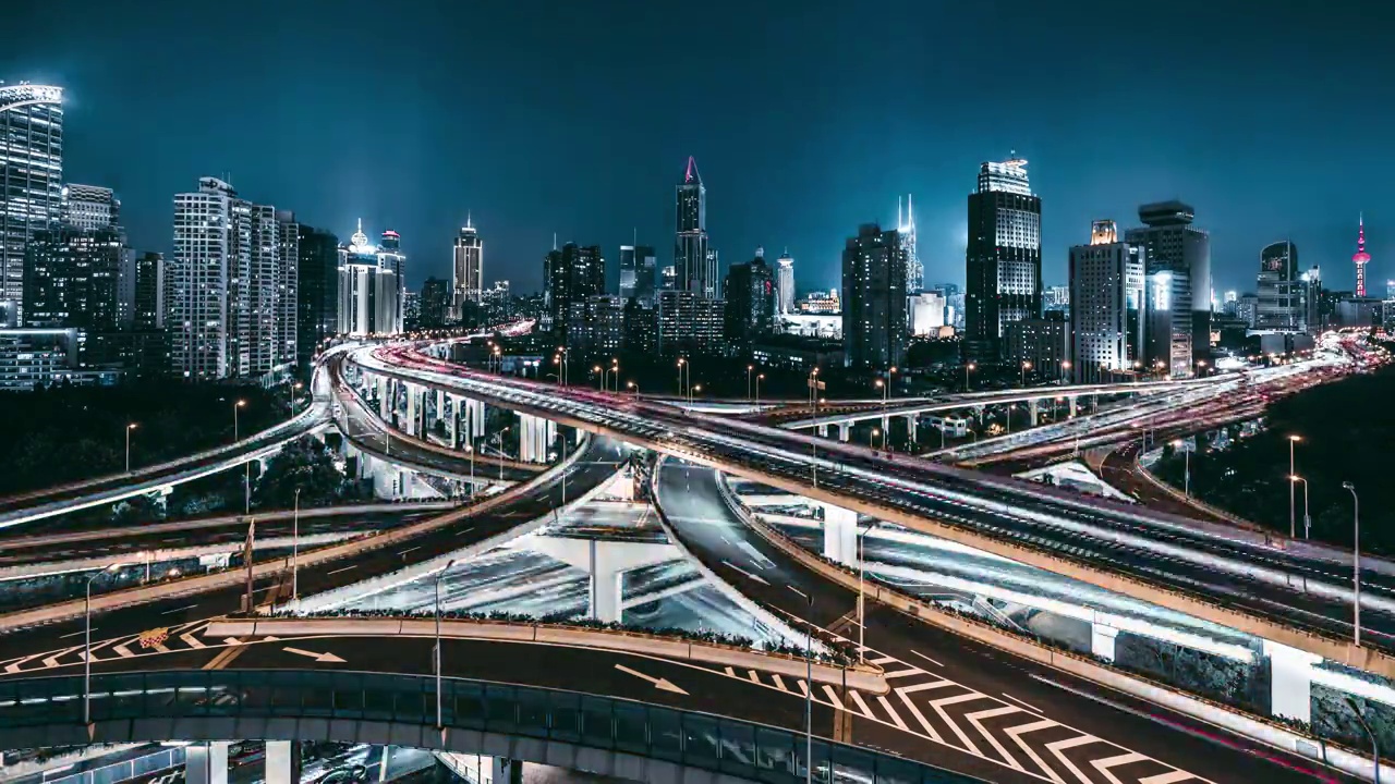 T/L无人机视角的天桥和城市交通在夜间视频下载