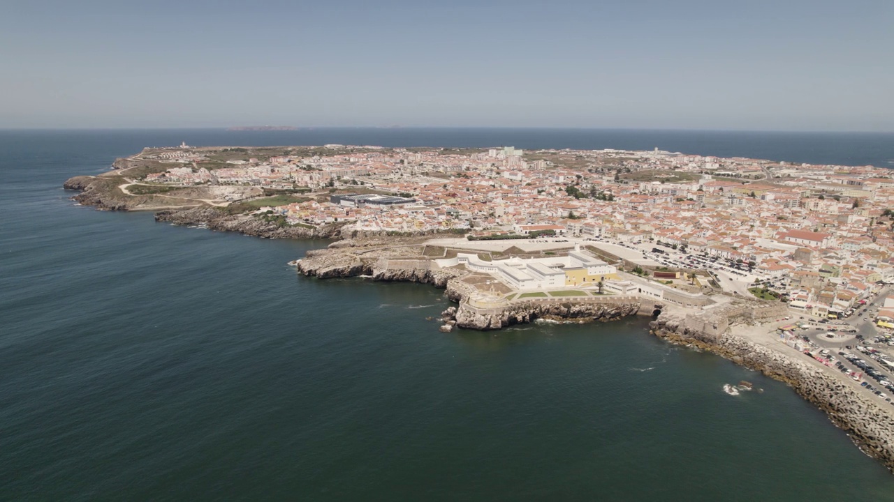 空中高全景俯瞰Peniche半岛城市景观，葡萄牙海岸目的地视频下载
