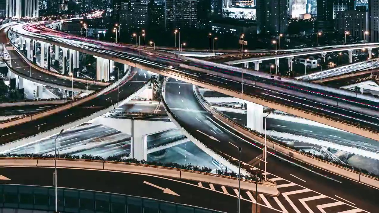 T/L PAN无人机在夜间的立交桥和城市交通的视角视频素材