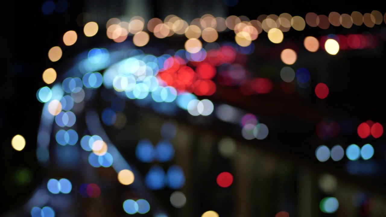 T/L散焦的立交桥和城市交通在夜间视频素材