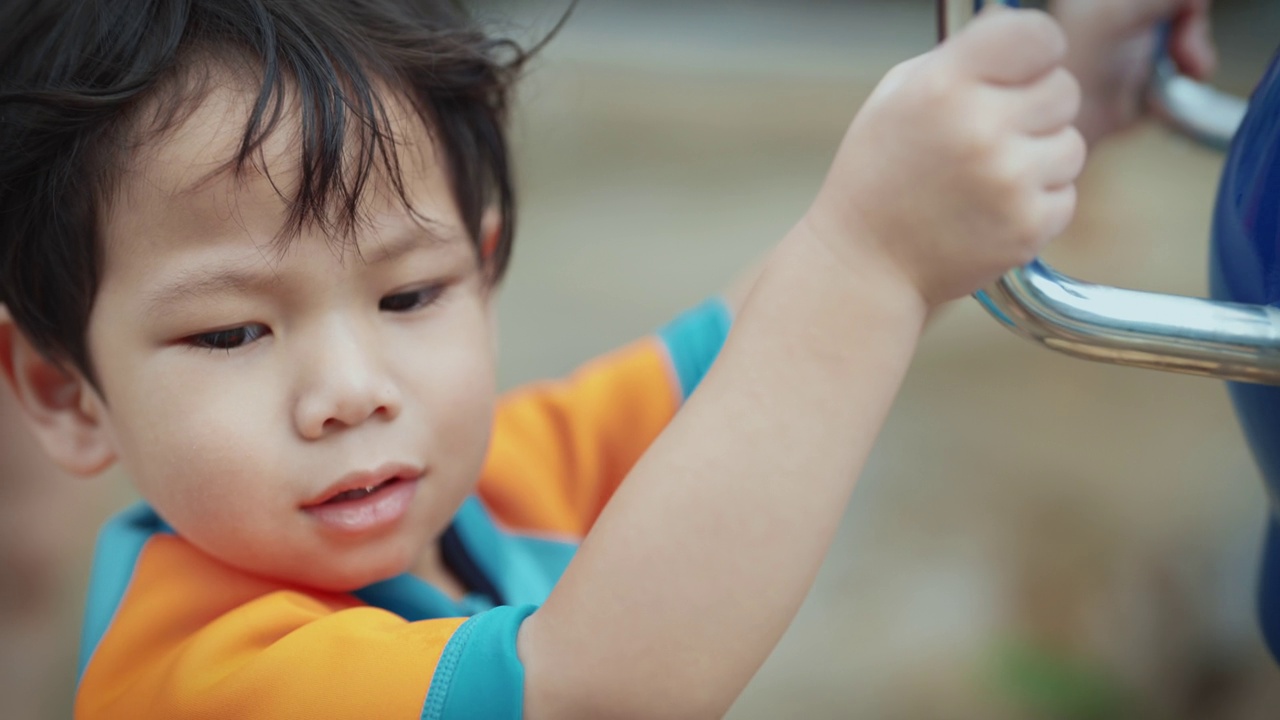 孩子，可爱的小男孩嬉戏和快乐的与家人在海洋公园视频下载