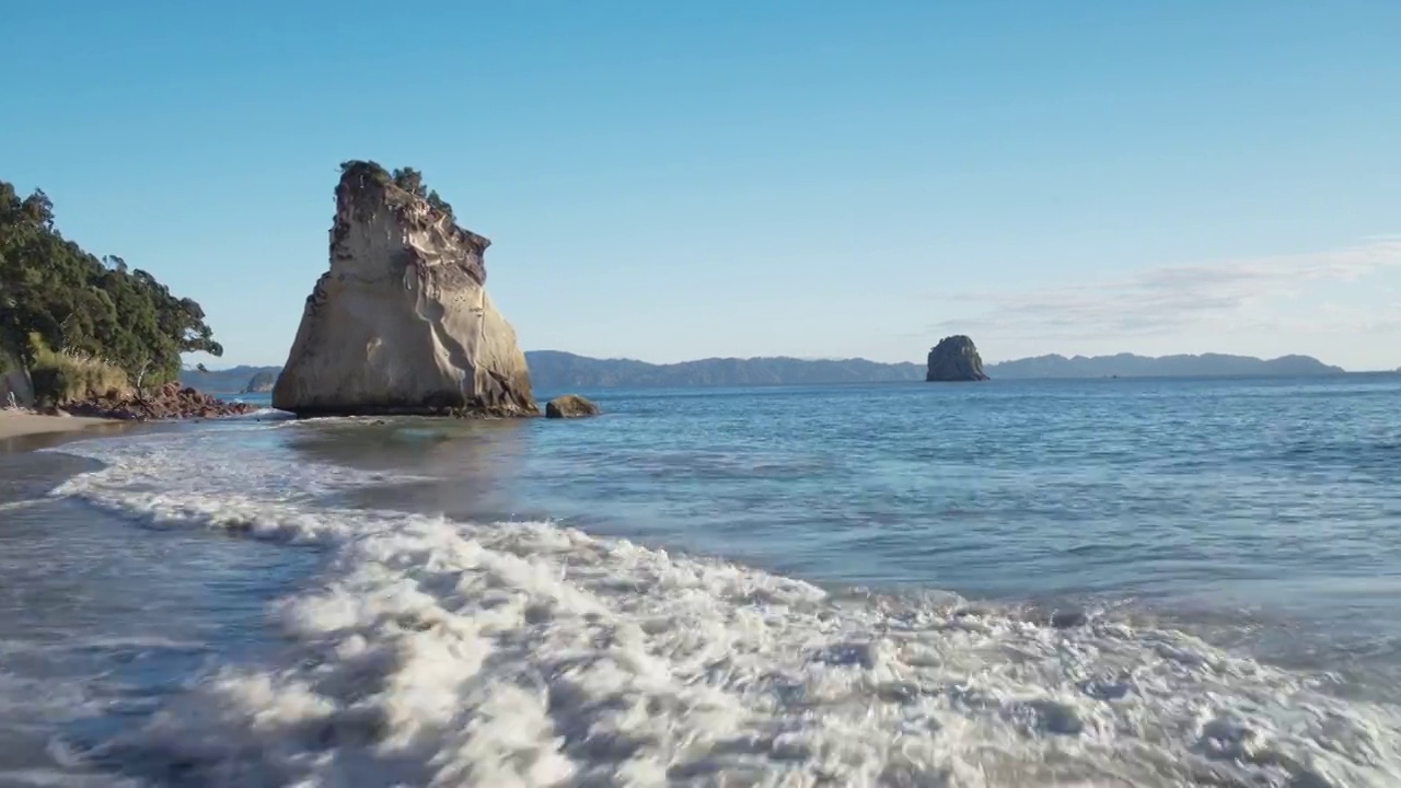 新西兰大教堂湾Te Hoho Rock的WS天线。视频下载