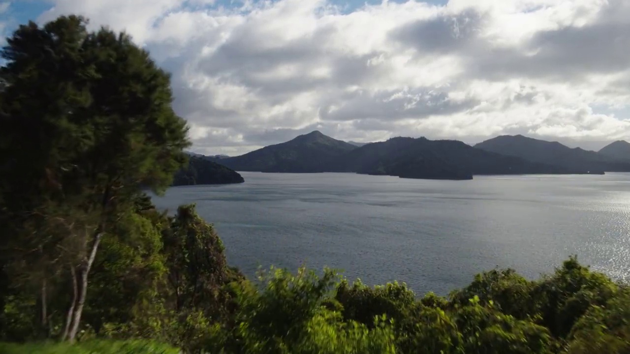 新西兰的WS HA Aerial将一个长凳推到岛屿和海洋上。视频下载