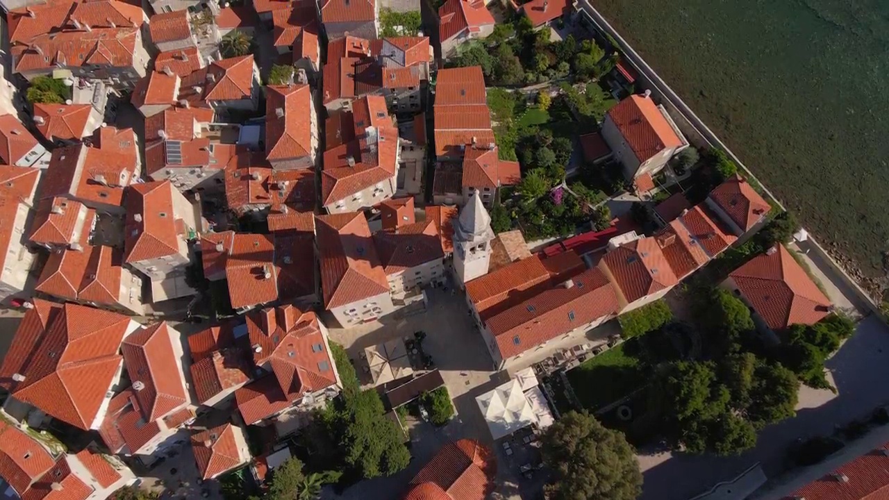 航拍视频。Slowmotion射杀。布德瓦古城是黑山共和国的旅游胜地视频素材