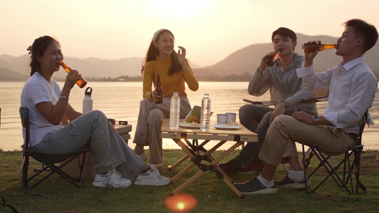 一群快乐的朋友花时间做野餐，野营和聚会喝啤酒视频下载
