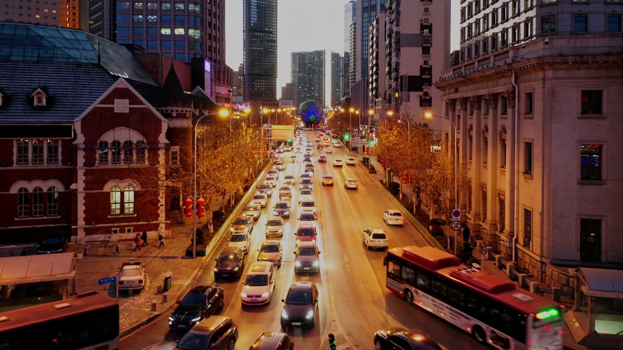 2022年1月13日，中国大连，交通拥堵的鸟瞰图。视频下载