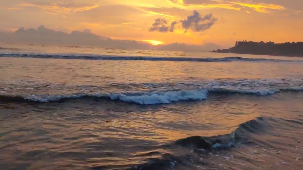 傍晚，海浪上的橙色日落视频下载
