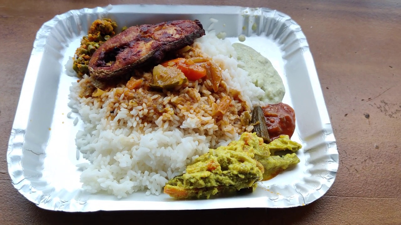 美味新鲜的喀拉拉邦食物，咖喱饭和炸鱼在一个盘子孤立在表面上视频下载