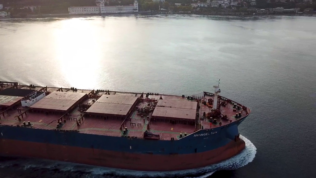 商船正穿过博斯普鲁斯海峡，伊斯坦布尔，sm01号视频素材