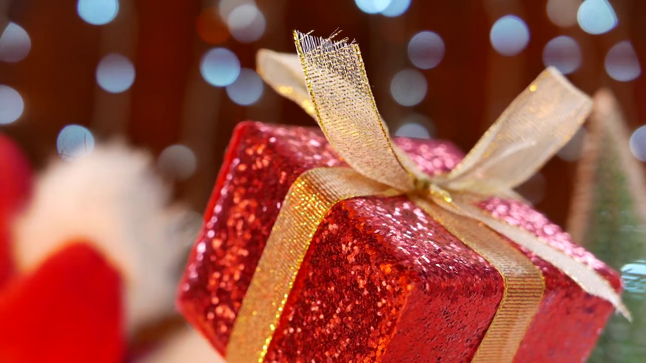 圣诞季节背景，包装礼物在红色的盒子视频下载