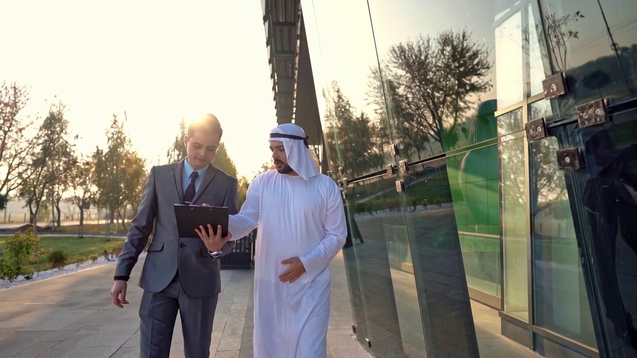 阿联酋高管与西方商人会面视频下载