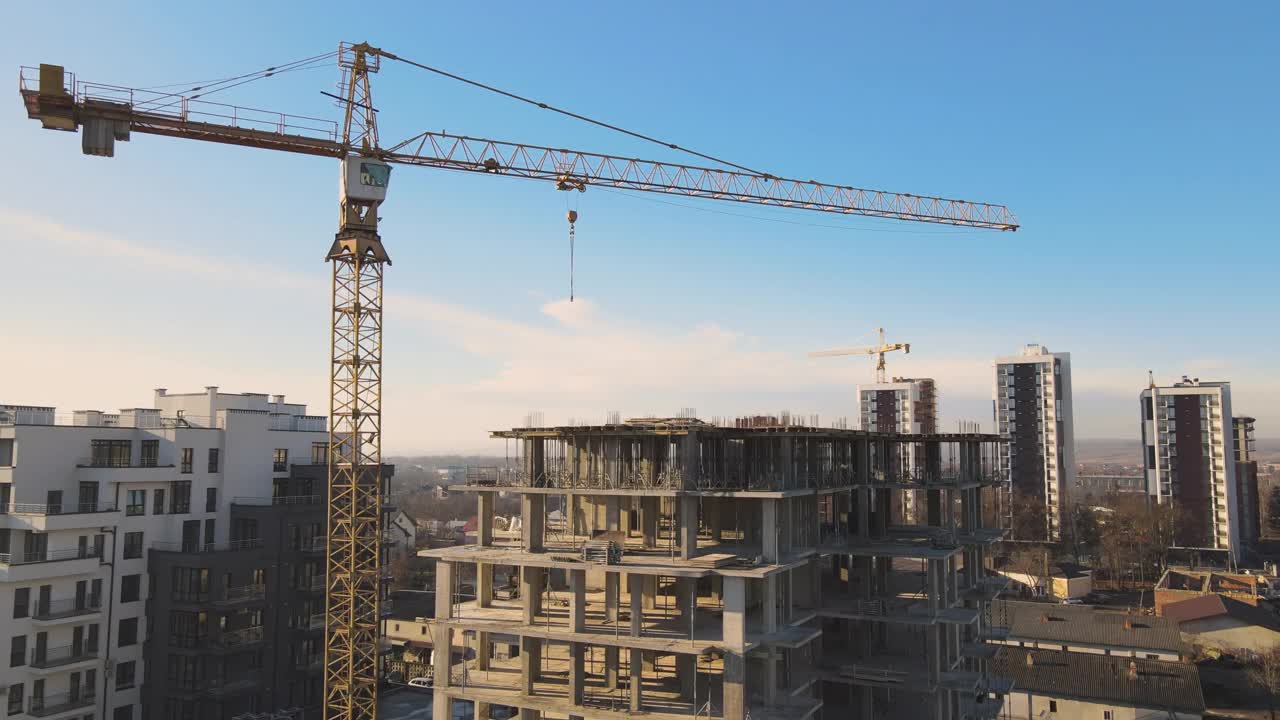 高塔起重机和正在建设中的住宅公寓的鸟瞰图。房地产开发。视频素材
