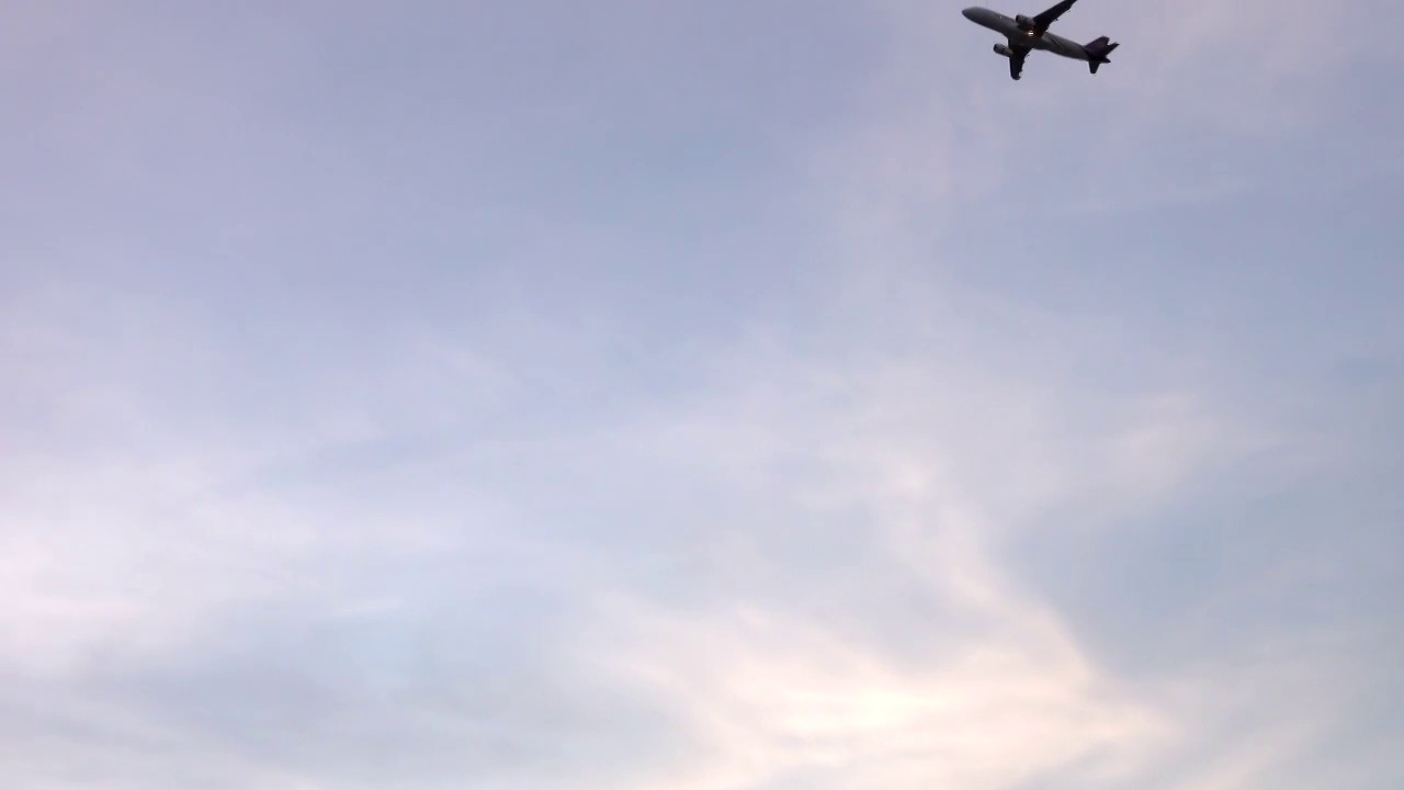 飞机在城市上空起飞视频下载