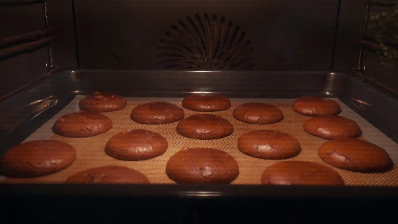 把自制的圆形饼干放在烤箱的烤盘上。视频素材