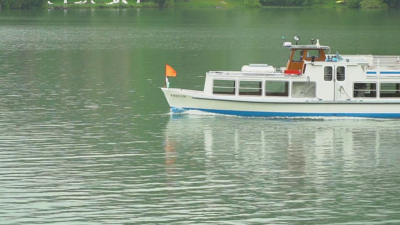 观光船正在德国泰根塞湖上驶过视频下载