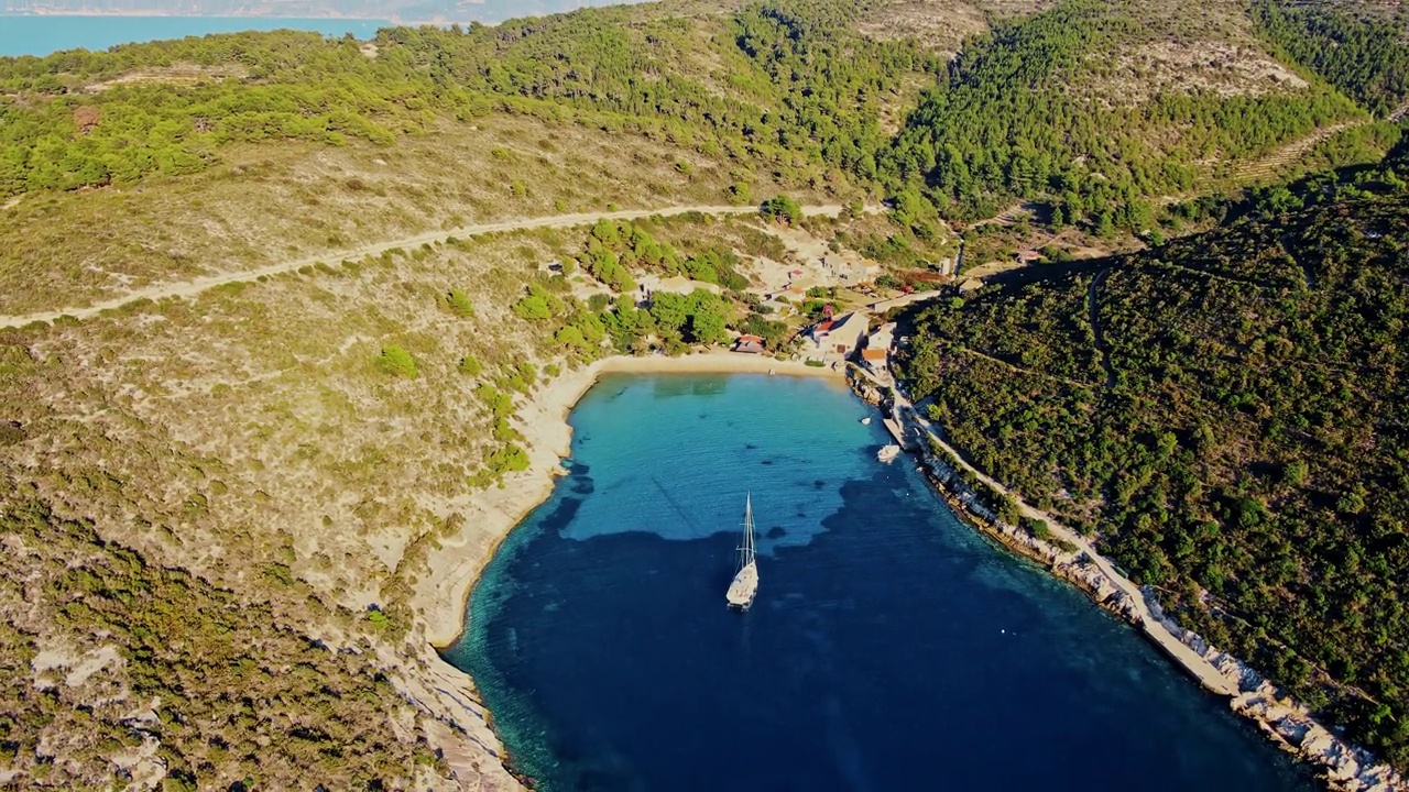 空中帆船停泊在亚得里亚海某个岛屿的海湾里视频下载