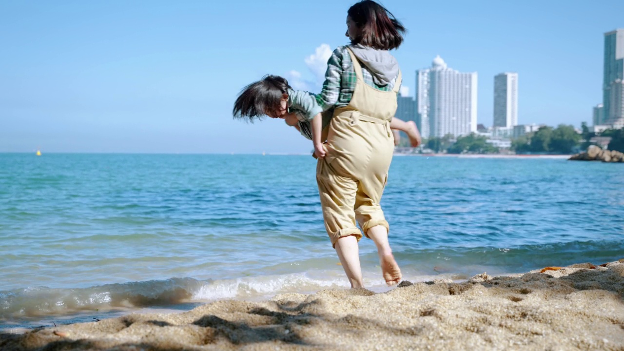 亚洲家庭都在海滩上开心地调侃度假的放松，家庭关系的概念，旅游，放松。视频素材
