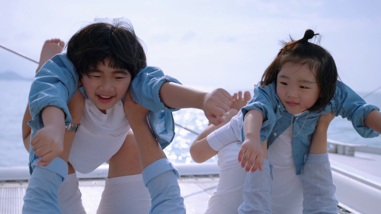亚洲家庭都在游艇上愉快地调侃着度假的放松、家庭关系的概念、旅游、放松。视频素材