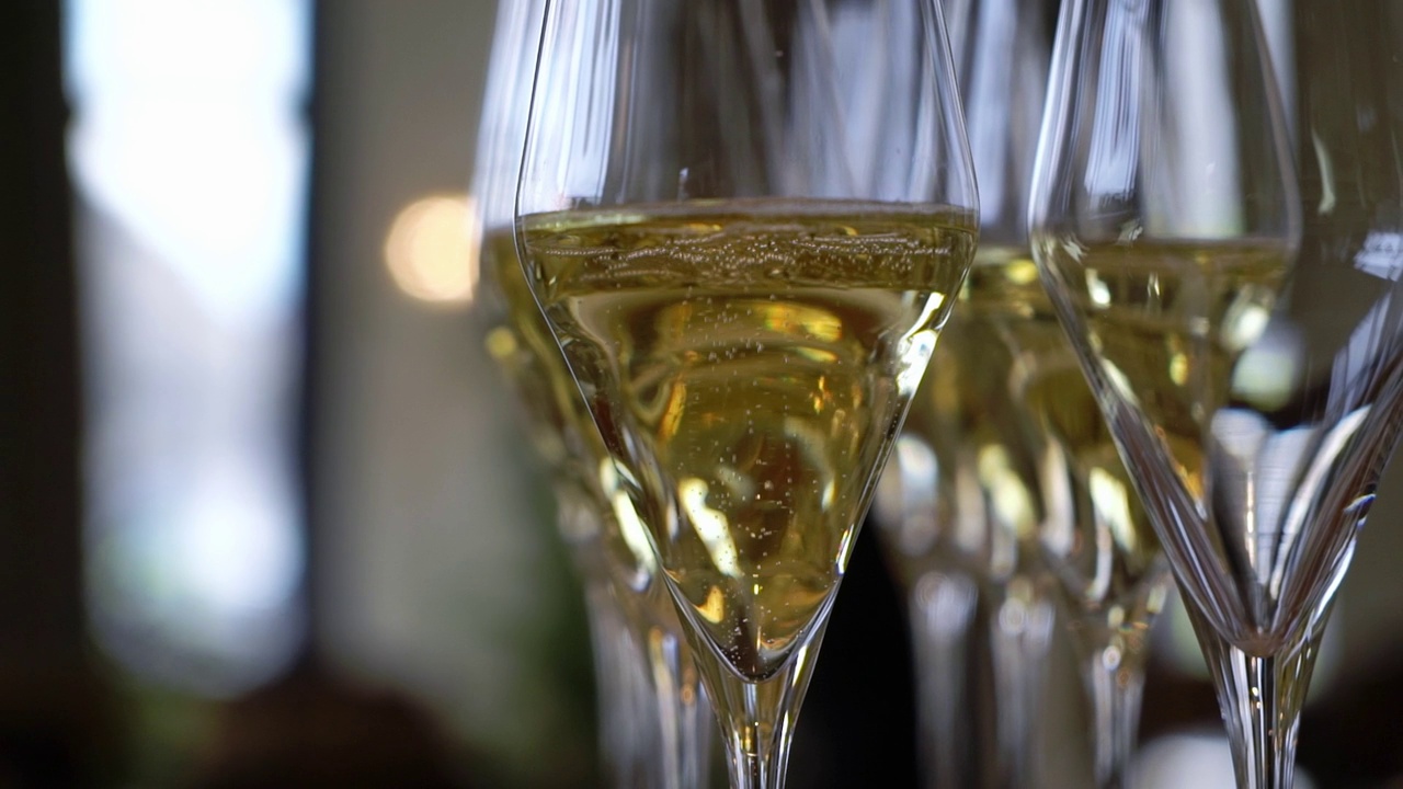 酒会或派对上的起泡酒和香槟。在酒吧或餐厅用餐时饮酒视频素材